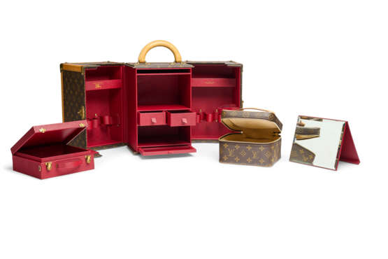 A MONOGRAM CANVAS VANITY TRUNK WITH BRASS HARDWARE BY SHARON STONE FOR AMFAR - Foto 4