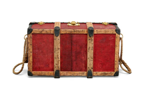 A RED VUITTONITE CANVAS TRUNK WITH BRASS HARDWARE - фото 7