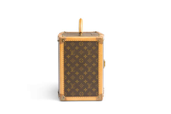 A MONOGRAM CANVAS VANITY TRUNK WITH BRASS HARDWARE BY SHARON STONE FOR AMFAR - Foto 5