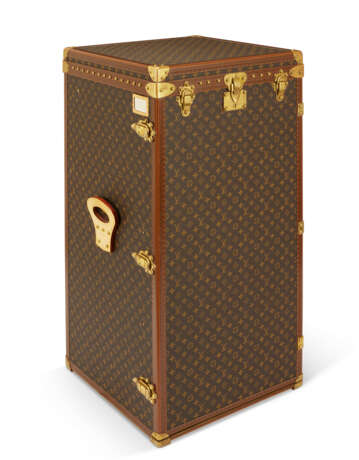 A RARE, MONOGRAM CANVAS CASINO TRUNK WITH BRASS HARDWARE - photo 2