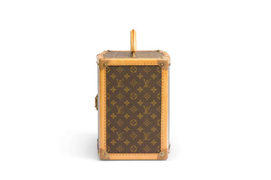 A MONOGRAM CANVAS VANITY TRUNK WITH BRASS HARDWARE BY SHARON STONE FOR AMFAR - Foto 6