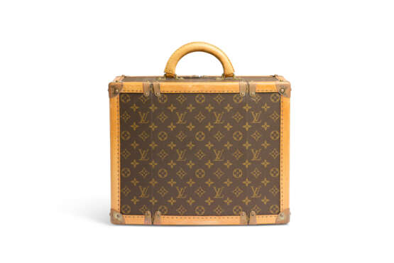 A MONOGRAM CANVAS VANITY TRUNK WITH BRASS HARDWARE BY SHARON STONE FOR AMFAR - Foto 7