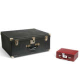 A GROUP OF TWO: A BLACK VUITTONITE CANVAS JEWELRY CASE & A RED VUITTONITE CANVAS SMALL JEWELRY CASE WITH SILVER HARDWARE - Foto 2