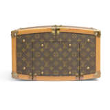 A MONOGRAM CANVAS VANITY TRUNK WITH BRASS HARDWARE BY SHARON STONE FOR AMFAR - Foto 8