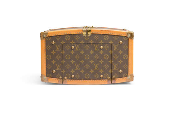 A MONOGRAM CANVAS VANITY TRUNK WITH BRASS HARDWARE BY SHARON STONE FOR AMFAR - Foto 8