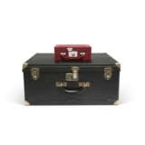 A GROUP OF TWO: A BLACK VUITTONITE CANVAS JEWELRY CASE & A RED VUITTONITE CANVAS SMALL JEWELRY CASE WITH SILVER HARDWARE - Foto 4