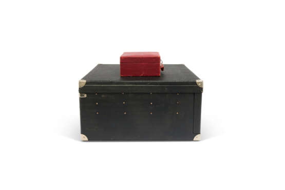 A GROUP OF TWO: A BLACK VUITTONITE CANVAS JEWELRY CASE & A RED VUITTONITE CANVAS SMALL JEWELRY CASE WITH SILVER HARDWARE - Foto 5