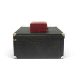 A GROUP OF TWO: A BLACK VUITTONITE CANVAS JEWELRY CASE & A RED VUITTONITE CANVAS SMALL JEWELRY CASE WITH SILVER HARDWARE - Foto 5