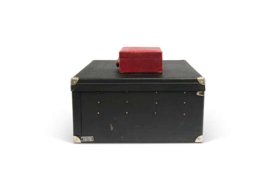 A GROUP OF TWO: A BLACK VUITTONITE CANVAS JEWELRY CASE & A RED VUITTONITE CANVAS SMALL JEWELRY CASE WITH SILVER HARDWARE - Foto 6