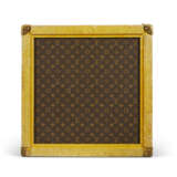 A RARE, MONOGRAM CANVAS CASINO TRUNK WITH BRASS HARDWARE - Foto 8