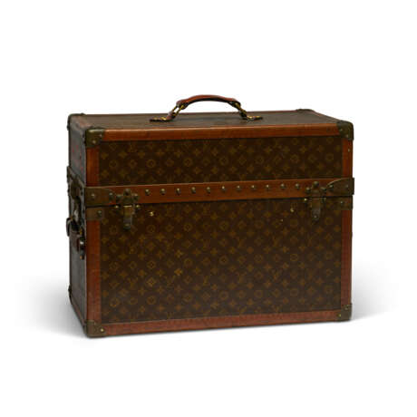 A MONOGRAM CANVAS LIBRARY TRUNK WITH BRASS HARDWARE - фото 2