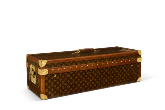 A RARE, MONOGRAM CANVAS LIBRARY TRUNK WITH SET OF 1911 BRITANNICA ENCYCLOPAEDIA WITH BRASS HARDWARE - photo 2