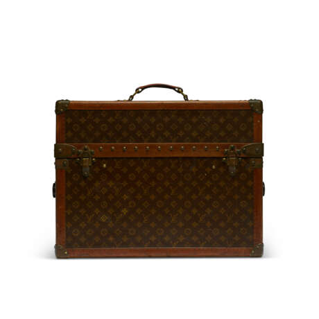 A MONOGRAM CANVAS LIBRARY TRUNK WITH BRASS HARDWARE - фото 3