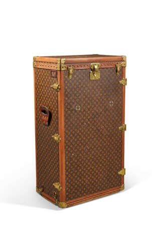 A MONOGRAM CANVAS DESK TRUNK FOR LINEN AND SHOES WITH BRASS HARDWARE - Foto 2