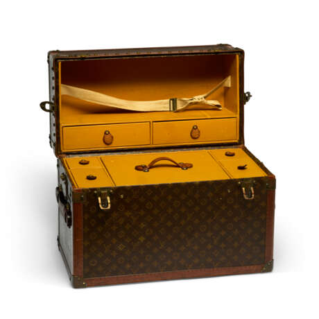 A MONOGRAM CANVAS LIBRARY TRUNK WITH BRASS HARDWARE - фото 4