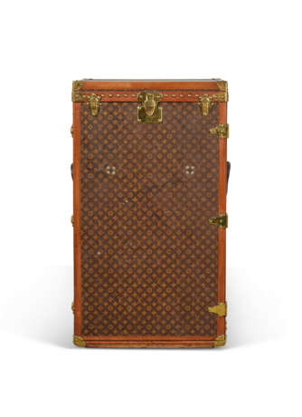 A MONOGRAM CANVAS DESK TRUNK FOR LINEN AND SHOES WITH BRASS HARDWARE - Foto 3