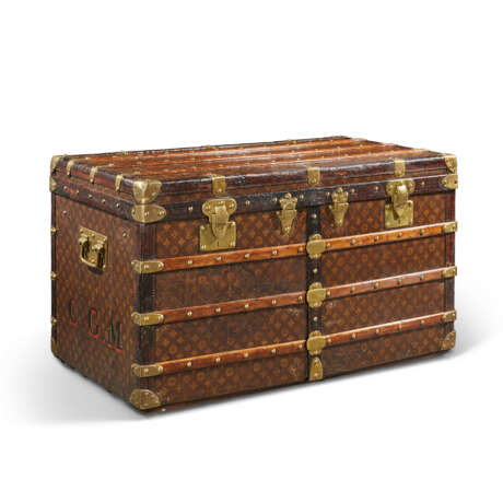 A MONOGRAM CANVAS TRUNK WITH DOORS AND DRAWERS WITH BRASS HARDWARE - Foto 1