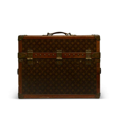 A MONOGRAM CANVAS LIBRARY TRUNK WITH BRASS HARDWARE - фото 5