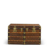 A MONOGRAM CANVAS TRUNK WITH DOORS AND DRAWERS WITH BRASS HARDWARE - Foto 2