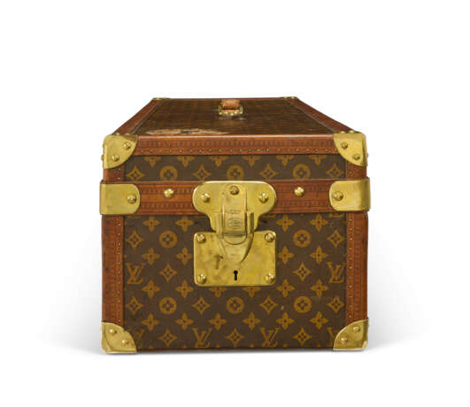 A RARE, MONOGRAM CANVAS LIBRARY TRUNK WITH SET OF 1911 BRITANNICA ENCYCLOPAEDIA WITH BRASS HARDWARE - photo 5