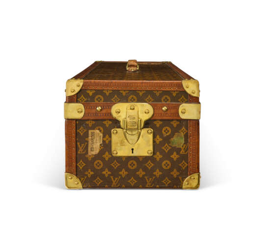 A RARE, MONOGRAM CANVAS LIBRARY TRUNK WITH SET OF 1911 BRITANNICA ENCYCLOPAEDIA WITH BRASS HARDWARE - photo 6