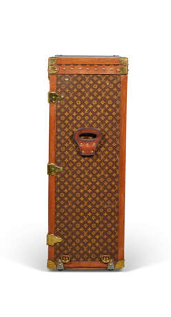 A MONOGRAM CANVAS DESK TRUNK FOR LINEN AND SHOES WITH BRASS HARDWARE - Foto 6