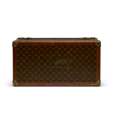 A MONOGRAM CANVAS LIBRARY TRUNK WITH BRASS HARDWARE - фото 8