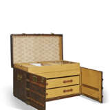 A MONOGRAM CANVAS TRUNK WITH DOORS AND DRAWERS WITH BRASS HARDWARE - Foto 4