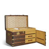 A MONOGRAM CANVAS TRUNK WITH DOORS AND DRAWERS WITH BRASS HARDWARE - Foto 5