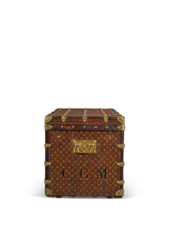 A MONOGRAM CANVAS TRUNK WITH DOORS AND DRAWERS WITH BRASS HARDWARE - Foto 6