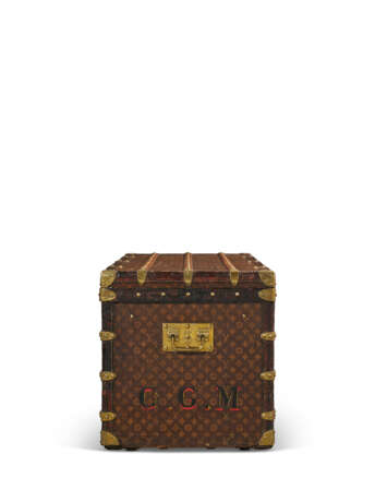 A MONOGRAM CANVAS TRUNK WITH DOORS AND DRAWERS WITH BRASS HARDWARE - Foto 7