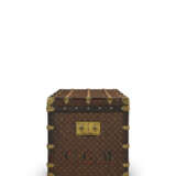 A MONOGRAM CANVAS TRUNK WITH DOORS AND DRAWERS WITH BRASS HARDWARE - Foto 7