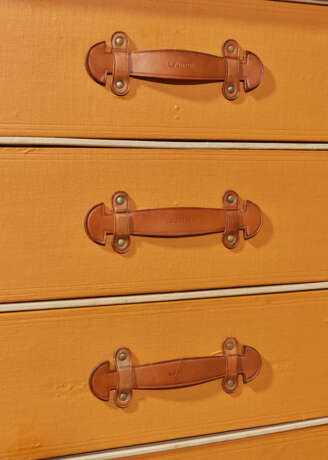 A MONOGRAM CANVAS DESK TRUNK FOR LINEN AND SHOES WITH BRASS HARDWARE - Foto 10