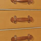 A MONOGRAM CANVAS DESK TRUNK FOR LINEN AND SHOES WITH BRASS HARDWARE - Foto 10