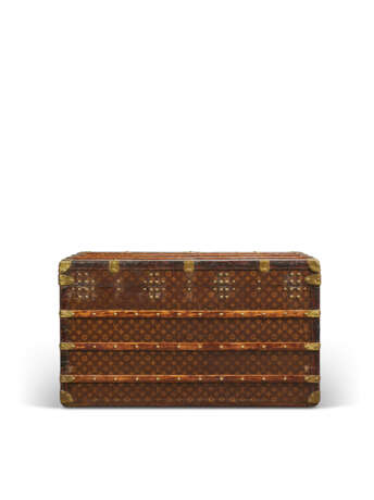 A MONOGRAM CANVAS TRUNK WITH DOORS AND DRAWERS WITH BRASS HARDWARE - Foto 8