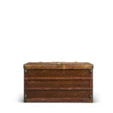 A MONOGRAM CANVAS TRUNK WITH DOORS AND DRAWERS WITH BRASS HARDWARE - Foto 9