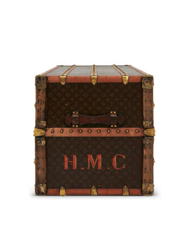 A MONOGRAM CANVAS WARDROBE TRUNK WITH BRASS HARDWARE - Foto 4