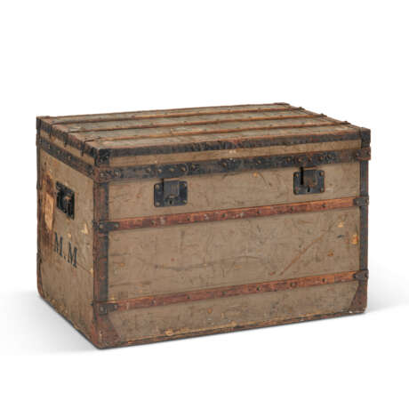 A GRIS TRIANON COATED CANVAS TRUNK WITH BLACK LACQUERED IRON HARDWARE - Foto 1