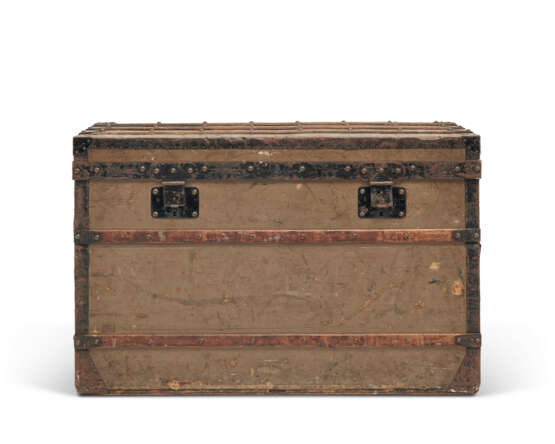 A GRIS TRIANON COATED CANVAS TRUNK WITH BLACK LACQUERED IRON HARDWARE - фото 2