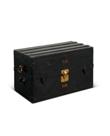 A RARE, BLACK WOODEN EXPLORATOR'S CAMP BED TRUNK WITH BLACK LACQUERED IRON & BRASS HARDWARE - Foto 2