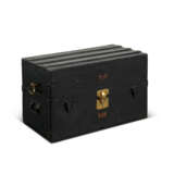 A RARE, BLACK WOODEN EXPLORATOR'S CAMP BED TRUNK WITH BLACK LACQUERED IRON & BRASS HARDWARE - Foto 2