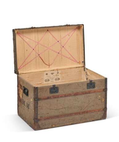 A GRIS TRIANON COATED CANVAS TRUNK WITH BLACK LACQUERED IRON HARDWARE - Foto 3