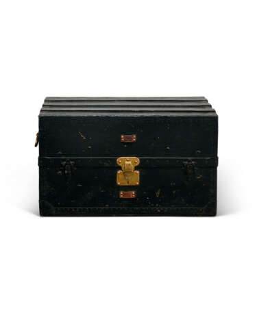 A RARE, BLACK WOODEN EXPLORATOR'S CAMP BED TRUNK WITH BLACK LACQUERED IRON & BRASS HARDWARE - Foto 3