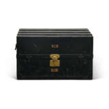 A RARE, BLACK WOODEN EXPLORATOR'S CAMP BED TRUNK WITH BLACK LACQUERED IRON & BRASS HARDWARE - Foto 3