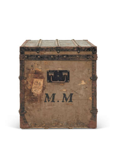 A GRIS TRIANON COATED CANVAS TRUNK WITH BLACK LACQUERED IRON HARDWARE - Foto 4