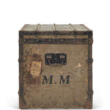 A GRIS TRIANON COATED CANVAS TRUNK WITH BLACK LACQUERED IRON HARDWARE - фото 4