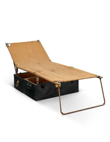 A RARE, BLACK WOODEN EXPLORATOR'S CAMP BED TRUNK WITH BLACK LACQUERED IRON & BRASS HARDWARE - Foto 4