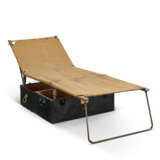 A RARE, BLACK WOODEN EXPLORATOR'S CAMP BED TRUNK WITH BLACK LACQUERED IRON & BRASS HARDWARE - Foto 4