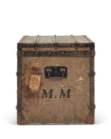 A GRIS TRIANON COATED CANVAS TRUNK WITH BLACK LACQUERED IRON HARDWARE - фото 5