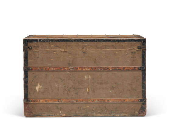 A GRIS TRIANON COATED CANVAS TRUNK WITH BLACK LACQUERED IRON HARDWARE - фото 6